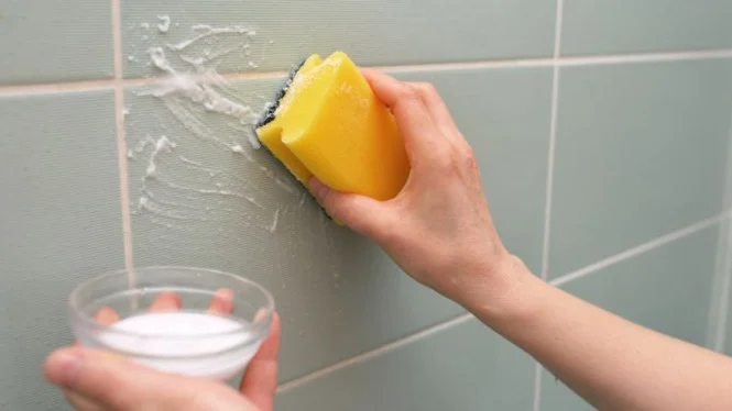 5 Langkah Praktis Membersihkan Noda Sabun di Dinding dan Lantai Kamar