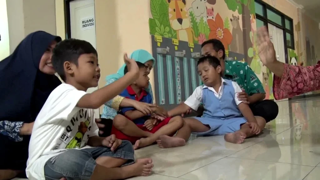 Melatih Interaksi Sosial Anak dengan Autisme - YouTube