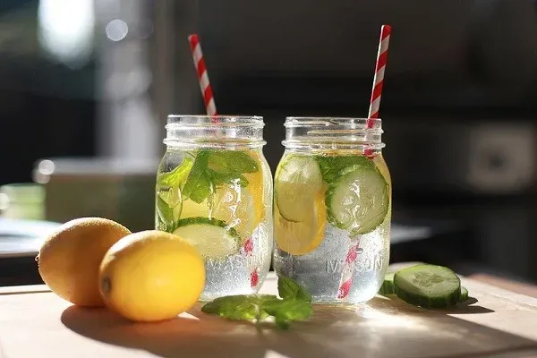 8 Resep Infused Water untuk Diet, Minuman Nikmat dan Segar